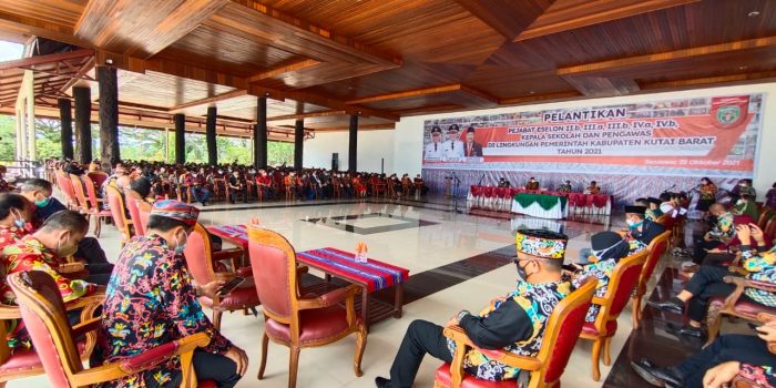 Pelantikan 530 Pejabat Dilingkungan Pemkab Kubar dilakukan secara langsung oleh Wakil Bupati Kutai Barat, H. Edyanto Arkan,di alun-alun Itho Sendawar dengan tetap menerapkan protokol kesehatan, Jumat (29/10/2021). Foto : BorneoFlash.com/Lilis Suryani.