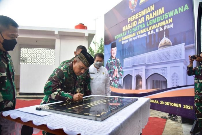 Panglima Kodam VI/Mulawarman Mayjen TNI Heri Wiranto M.M M. Tr (Han) meresmikan Masjid Ar-Rahim di Markas Batalyon Kaveleri 13/Satya Lembuswana  Jl Sukarno Hatta KM.30 kelurahan Karya Merdeka Kecamatan Samboja, Kutai Kartanegara, Jumat (29/10/2021). Foto : HO/Pendam VI/Mulawarman.