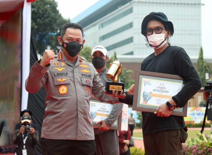 Kapolri Jenderal Listyo Prabowo menghadiri kegiatan Bhayangkara Mural Festival 2021 yang digelar di Lapangan Bhayangkara, Kompleks Mabes Polri, Jalan Trunojoyo, Jakarta Selatan, Sabtu (30/10/2021). Foto : HO/Humas Polda Kaltim.