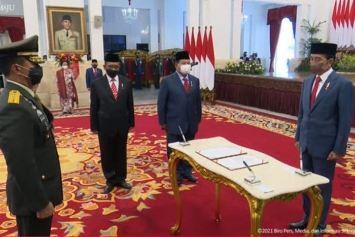 Presiden Joko Widodo saat melantik Jenderal Andika Perkasa sebagai Panglima TNI di Istana Negara, Rabu (17/11/2021). Foto : Sekretariat Presiden.