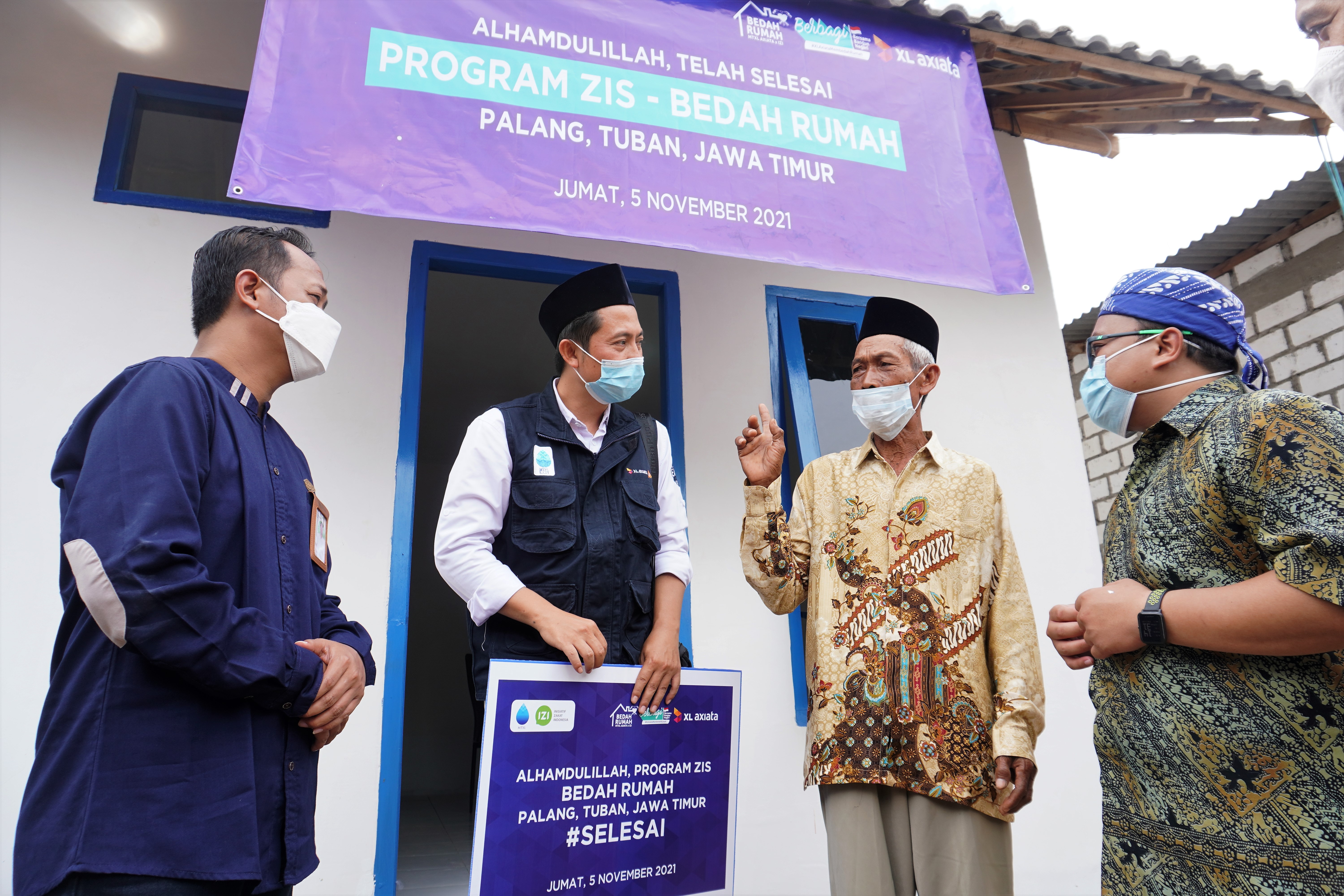Aksi Sosial Karyawan XL Axiata, Dirikan Depo Air Isi Ulang dan Bedah Rumah di Jawa Timur 