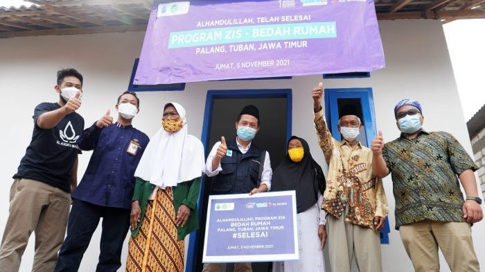 Group Head XL Axiata East Region, Dodik Arianto (empat dari kiri), dan Amir MTXL, Yanuar Tirta Kumaya (paling kanan) berfoto bersama penerima manfaat dalam peresmian program Bedah Rumah di Desa Tegalbang, Kecamatan Palang, Kabupaten Tuban, Jawa Timur, Jumat (5/11/2021). Foto : HO.