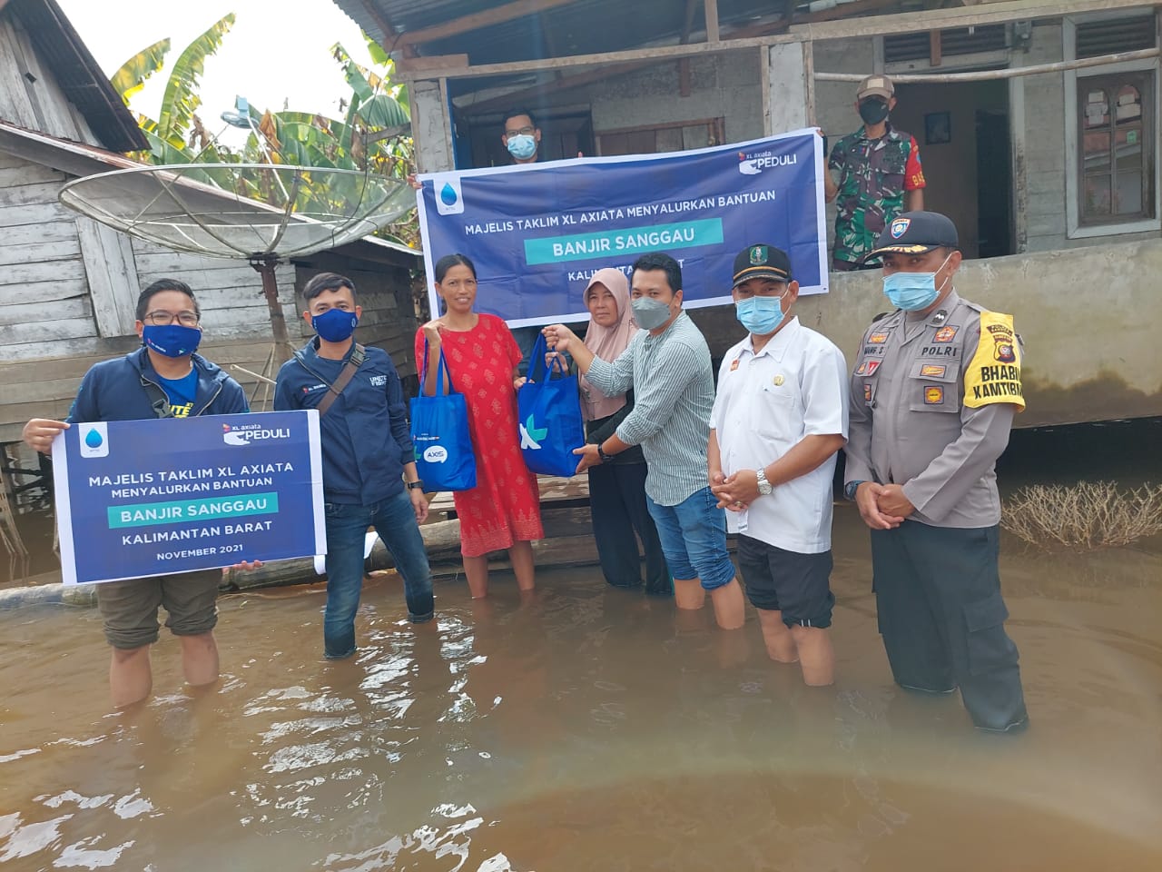 Karyawan XL Axiata Salurkan Bantuan, Untuk Korban Banjir di Kalbar