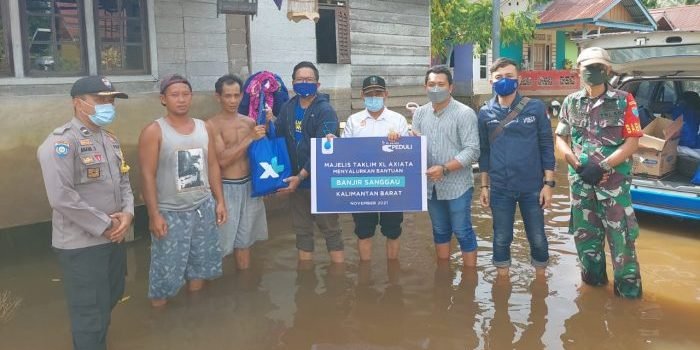 Perwakilan XL Axiata Kalimantan Barat disaksikan oleh Kepala Desa Semuntai, Nuryadin dan Tim Pengarah Kawil Dusun, Sulaiman Efendi bersama Babinsa Polri, Aiptu Anang, dan Babinsa TNI, Sertu Suprianto menyalurkan secara langsung kepada warga korban banjir di Desa Semuntai, Kecamatan Mukok, Kabupaten Sanggau, Provinsi Kalimantan Barat pada Rabu (24/11/2021). Foto : HO.