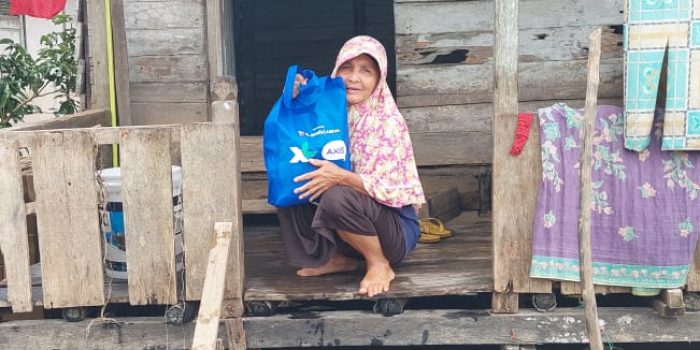 Salah satu warga korban banjir di Desa Semuntai, Kecamatan Mukok, Kabupaten Sanggau, Provinsi Kalimantan Barat telah menerima bantuan darurat dari karyawan XL Axiata pada Rabu (24/11/2021). Foto : HO.
