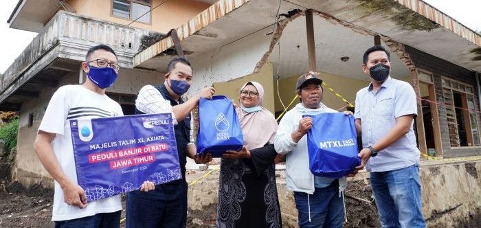 Karyawan PT XL Axiata Tbk (XL Axiata) melalui Majelis Taklim (MTXL) ikut serta menyalurkan bantuan kepada masyarakat terdampak bencana banjir di sejumlah daerah. Foto : HO.