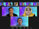 Data Analytics Manager at Danone sekaligus alumni XLFL angkatan ke-3, Ridho Akbar (tengah bawah) bersama tim XL Axiata Future Leaders dan peserta Ruang Merdeka Inspirasi saat mengikuti sesi workshop ke-2 pada Sabtu (23/10/2021). Foto : HO.