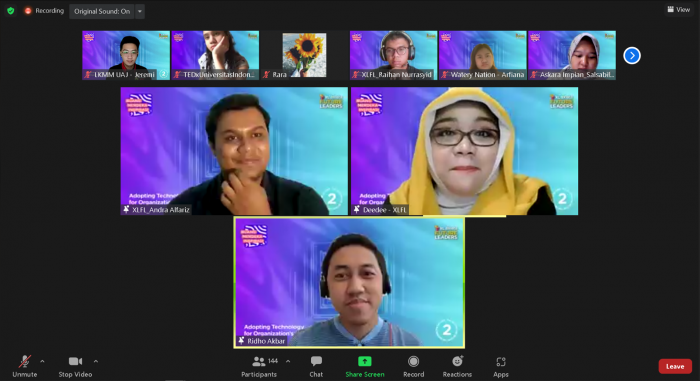 Data Analytics Manager at Danone sekaligus alumni XLFL angkatan ke-3, Ridho Akbar (tengah bawah) bersama tim XL Axiata Future Leaders dan peserta Ruang Merdeka Inspirasi saat mengikuti sesi workshop ke-2 pada Sabtu (23/10/2021). Foto : HO.