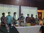 Bupati Kutai Barat FX Yapan saat menerima audiensi tim sutradara film serial sakti di kediaman pribadinya Lamin Tumenggung Singa Praja. Kamis (18/11/2021). Foto : HO/Humas Pemkab Kubar.