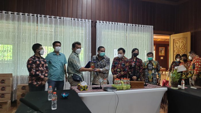 Bupati Kutai Barat FX Yapan saat menerima audiensi tim sutradara film serial sakti di kediaman pribadinya Lamin Tumenggung Singa Praja. Kamis (18/11/2021). Foto : HO/Humas Pemkab Kubar.