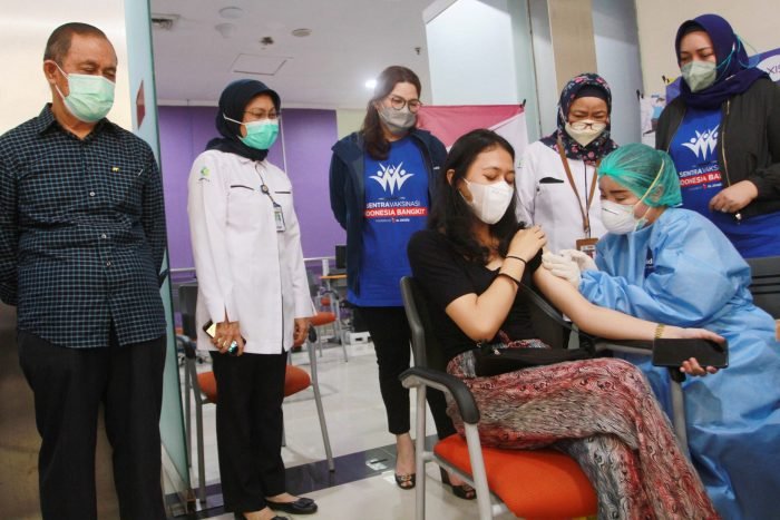 Ketua Tim Vaksin RSUP H. Adam Malik Medan, dr. Zuhrial, Sp.PD-KAI, Kepala Instalasi Pelayanan Eksekutif Paviliun RSUP HAM, drg Ateta MARS, Group Head XL Axiata West Region, Desy Sari Dewi, Direktur Pelayanan Medik, Keperawatan & Penunjang RSUP H Adam Malik, DR. dr. Fajrinur, M.Ked (Paru), dan Group Head Corpcomm XL Axiata, Tri Wahyuningsih, saat meninjau lokasi vaksinasi di Gedung Paviliun RSUP H Adam Malik, Kamis (4/11/2021). Foto : HO.