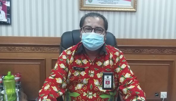 Sekdakab Kutai Barat Ayonius saat diwawancarai BorneoFlash.com di ruang kerjanya. Foto : BorneoFlash.com/Lilis Suryani.