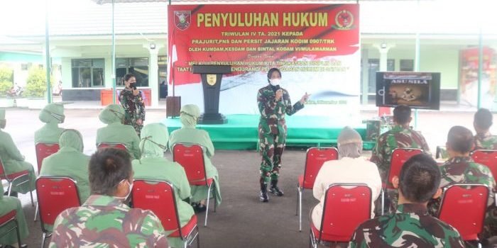 Tim penyuluhan Hukum dari Kumdam Kodam VI/Mulawarman memberikan penyuluhan kepada segenap Prajurit, PNS dan Persit KCK Cabang XIX Kodim 0907/Trk,Selasa (02/11/2021). Foto : HO.