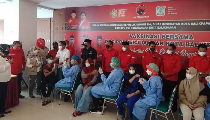 Dewan Pimpinan Cabang (DPC) Partai Demokrasi Indonesia Perjuangan (PDI-P) kota Balikpapan menggelar vaksinasi dosis pertama di Gedung Kesenian, Jalan Syarifuddin Yoes Balikpapan Selatan, Rabu (3/11/2021). Foto : BorneoFlash.com/Eko. Dewan Pimpinan Cabang (DPC) Partai Demokrasi Indonesia Perjuangan (PDI-P) kota Balikpapan menggelar vaksinasi dosis pertama di Gedung Kesenian, Jalan Syarifuddin Yoes Balikpapan Selatan, Rabu (3/11/2021). Foto : BorneoFlash.com/Eko.