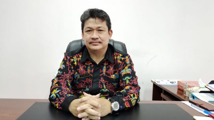 Kepala Dinas Pemuda dan Olahraga Kabupaten Kutai Barat, Gamas Laden saat diwawancarai BorneoFlash.com di ruang kerjanya Kamis (4/11/2021). Foto : BorneoFlash.com/Lilis Suryani.