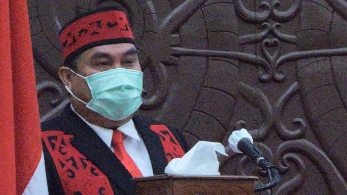 Bupati Kutai Barat FX Yapan menyampaikan pidato pada rapat Paripurna dalam rangka HUT ke 22 Kabupaten Kubar di gedung DPRD Kutai Barat, Jumat (5/11/2021). Foto : BorneoFlash.com/Lilis Suryani.