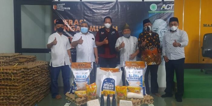 Aksi Cepat Tanggap Kaltim kembali menggelar kegiatan Operasi Pangan Murah (OPM) dan Operasi Pangan Gratis (OPG) di Kantor  Majelis Ulama Indonesia (MUI) Balikpapan, Jalan Belibis, Kelurahan Gunung Bahagia, Balikpapan Selatan, Senin (8/11/2021) pagi. Foto 