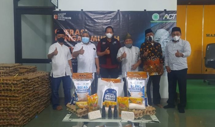 Aksi Cepat Tanggap Kaltim kembali menggelar kegiatan Operasi Pangan Murah (OPM) dan Operasi Pangan Gratis (OPG) di Kantor  Majelis Ulama Indonesia (MUI) Balikpapan, Jalan Belibis, Kelurahan Gunung Bahagia, Balikpapan Selatan, Senin (8/11/2021) pagi. Foto : BorneoFlash.com/Eko.