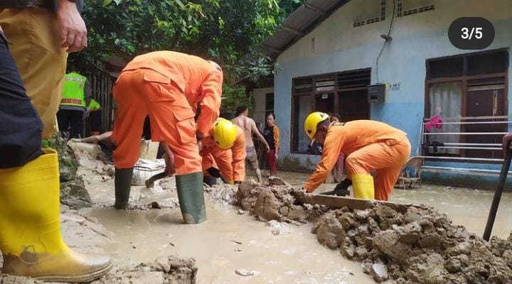 Banjir Lumpur Terjang Permukiman Warga di Kawasan RT 35 Gang Damai 1 Kelurahan Prapatan