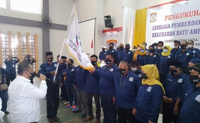 Camat Balikpapan Utara Mahendra Candra, Pimpin Pengukuhan Pengurus Lembaga Pemberdayaan Masyarakat (LPM) Kelurahan Batu Ampar, Periode 2021 -2024, yang berlangsung di Gedung Serba Guna, Kelurahan Batu Ampar Rabu (10/11/2021). Foto : BorneoFlash.com/Eko. Camat Balikpapan Utara Mahendra Candra, Pimpin Pengukuhan Pengurus Lembaga Pemberdayaan Masyarakat (LPM) Kelurahan Batu Ampar, Periode 2021 -2024, yang berlangsung di Gedung Serba Guna, Kelurahan Batu Ampar Rabu (10/11/2021). Foto : BorneoFlash.com/Eko.