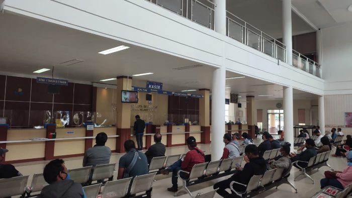 Suasana masyarakat yang mengurus pajak pasca diberlakukannya keringanan pajak dan pembebasan sanksi administrasi pajak kendaraan bermotor yang berakhir pada Kamis (11/11/2021) hari ini. Foto : BorneoFlash.com/Eko.