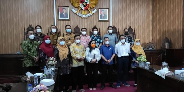 Foto Bersama Komisi A DPRD D.I Yogyakarta Saat Kunjungan Kerja (Kunker) ke DPRD kota Balikpapan, Kamis (11/11/2021). Foto : BorneoFlash.com/Eko.