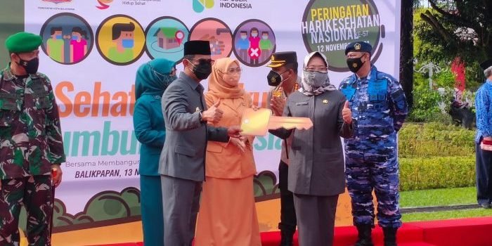 Rangkaian acara peringatan HKN di kota Balikpapan digelar dengan serah terima mobil  jenazah dari isoter serta flag off, peninjauan lokasi vaksinasi massa bagi pelajar di Aula Kantor Pemkot, Jumat (12/11/2021). Foto : BorneoFlash.com/Eko.
