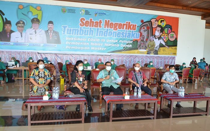 Sekda Kubar, Ayonius (tengah) didampingi Kadinkes Kubar, dr Ritawati Sinaga (dua dari kiri) saat menyampaikan laporan kepada Pemprov Kaltim mengenai perkembangan kasus Covid-19 dan capaian vaksinasi sekaligus membuka kegiatan vaksinasi pelajar serentak di Alun-alun Itho Sendawar. Jumat (12/11/2021). Foto : BorneoFlash.com/Lilis Suryani.