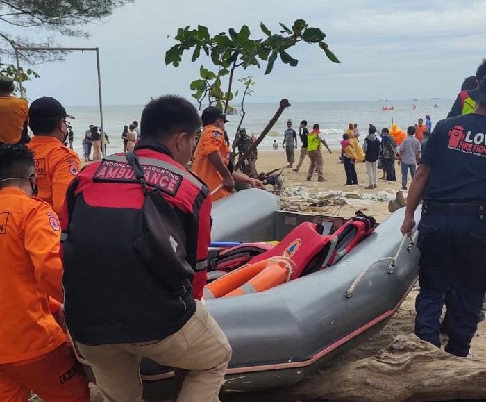 Petugas saat melakukan pencarian satu orang korban tenggelam di Pantai Manggar. Foto : HO.