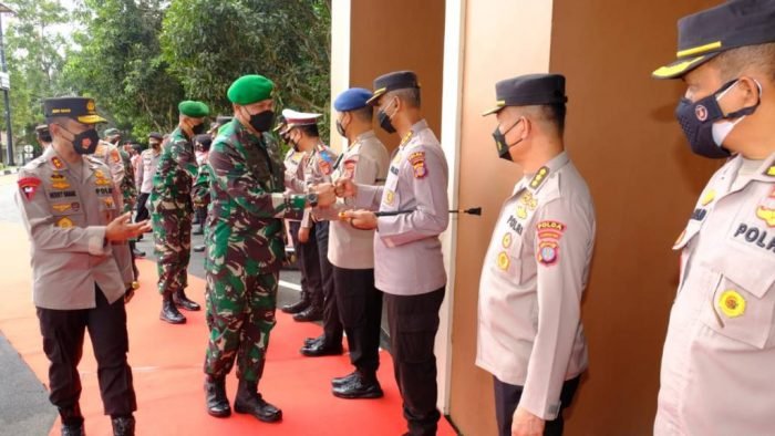 Mayor Jenderal Teguh Pudjo Rumekso, M.Tr.(Han) didampingi pejabat utama Kodam VI melakukan Kunjungan ke Polda Kaltim, Senin (15/11/2021). Foto : HO/Humas Polda Kaltim.