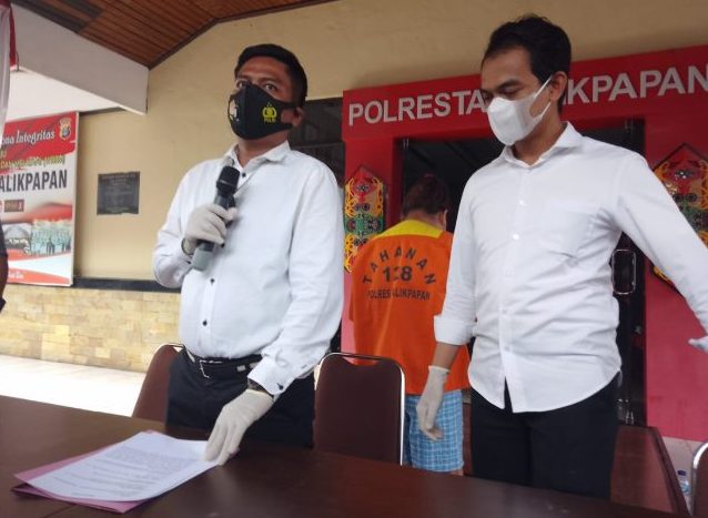 Pelaku NL (43) Berhasil diamankan Tim Beruang Hitam Satreskrim Polresta Balikpapan, atas kasus penggelapan sepeda motor. dalam konferensi pers di halaman Mapolresta Balikpapan Senin (15/11/2021). Foto : BorneoFlash.com/Eko.