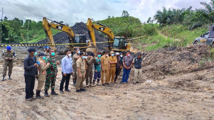 Tim Gabungan Pemkot Balikpapan bersama unsur TNI, Polri, melakukan peninjauan dan Menghentikan Sementara aktivitas tambang batu bara yang diduga ilegal di kawasan Kilometer (KM) 25,RT 45, Kelurahan Karang Joang, Balikpapan Utara Selasa (16/11/2021) pagi. Foto : BorneoFlash.com/Eko.