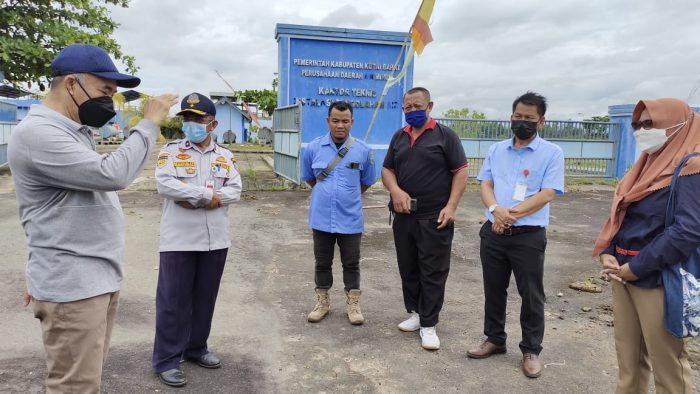 Wakil Bupati Kutai Barat, H. Edyanto Arkan beserta rombongannya saat melakukan Sidak di Kantor Teknis Instalasi Pengelolaan air PDAM Tirta Sendawar yang terletak di Kampung Royoq, Kecamatan Sekolaq Darat. Foto : BorneoFlash.com/Lilis Suryani.