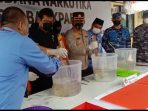 Satresnarkoba Polresta Balikpapan melakukan pemusnahan Narkotika jenis sabu-sabu seberat 3,1 Kg lebih di halaman Mapolresta Balikpapan, Rabu (17/11/2021). Foto : BorneoFlash.com/Eko.