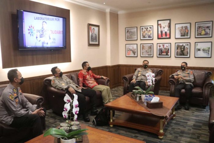 Kapolda Kaltim Irjen Pol. Drs. Herry Rudolf Nahak, M.Si., menerima Audiensi dari Tim Penelitian Sespim Lemdiklat Polri yang dipimpin oleh Brigjen Pol Mardiyono, S.I.K., M.Si., di Ruang Kerja Kapolda, Kamis (18/11/2021). Foto : HO/Humas Polda Kaltim.