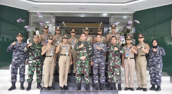 Taruna Akademi  Angkatan Laut,  Bumimoro Surabaya melakukan kunjungan ke Markas Komando Daerah Militer VI/Mlw di Balikpapan. Jumat (19/11/2021). Foto : HO/Pendam VI/Mlw.