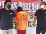 Pengawas Tambang Ilegal di Balikpapan Utara atas nama SHR telah Ditetapkan Sebagai Tersangka dan Diamankan, dalam konferensi pers di halaman Mapolresta Balikpapan, Jumat (19/11/2021). Foto : BorneoFlash.com/Eko.