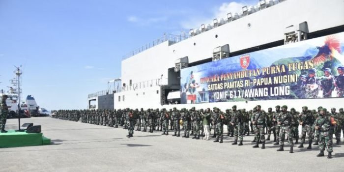 Kasdam VI/Mlw Sambut Kedatangan 450 Personel Satgas Pamtas RI-Papua Nugini Yonif 611/Awang Long