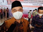 Wakil Bupati Kutai Barat, H. Edyanto Arkan memberikan keterangan terkait kenaikan UMP tahun 2022 di Kutai Barat. Foto : BorneoFlash.com/Lilis Suryani.