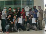 Foto bersama, para mantan pekerja PT Duta Margajaya Perkasa (Balikpapan Pos) seusai berkonsultasi dengan sejumlah pengacara di Balikpapan. Foto : BorneoFlash.com/Eko.