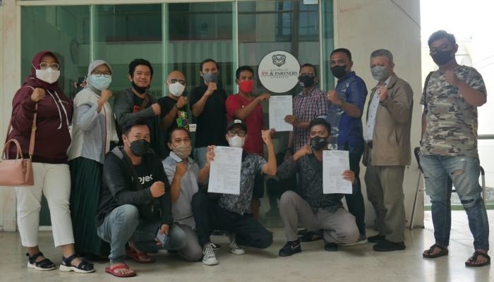 Foto bersama, para mantan pekerja PT Duta Margajaya Perkasa (Balikpapan Pos) seusai berkonsultasi dengan sejumlah pengacara di Balikpapan. Foto : BorneoFlash.com/Eko.