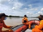 Basarnas Kaltim Saat Melakukan Pencarian Korban kapal tenggelam di Perairan Sungai Mahakam, Desa Separi, Kutai Kartanegara. Foto : HO/Basarnas Kaltim.