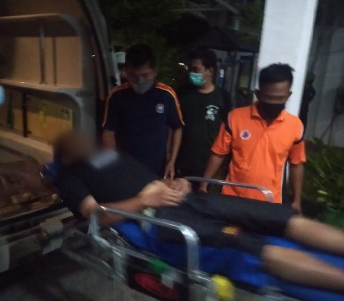 Korban Saat di larikan ke puskesmas Manggar, Balikpapapn Timur. Foto : HO.