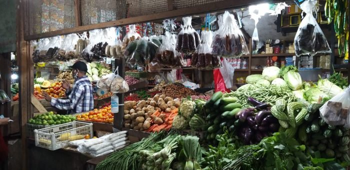 Harga dan stok bahan pokok di Pasar Tradisional Barong Tongkok, Kabupaten Kutai Barat masih terpantau aman dan stabil menjelang perayaan natal dan tahun baru (Nataru) 2022. Foto : BorneoFlash.com/Lilis Suryani.
