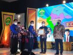 Penyerahan penghargaan oleh Pemerintah Provinsi Kalimantan Timur kepada manajemen PT Pamapersada Kutai Barat atas kontribusinya memajukan Pendidikan di Kalimantan Timur. Foto : HO.