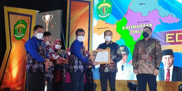 PT Pamapersada Nusantara Distrik BEKB  Kubar Raih Penghargaan, Perusahaan Yang Berjasa Memajukan Pendidikan di Kaltim