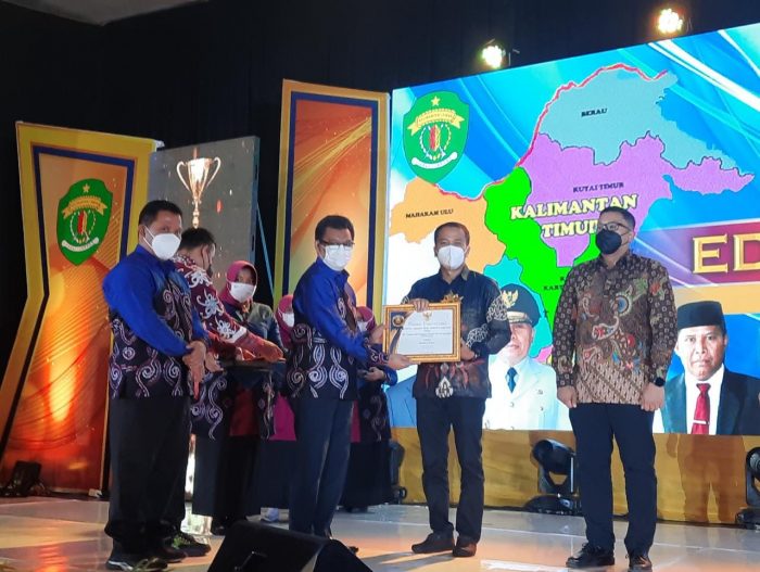 Penyerahan penghargaan oleh Pemerintah Provinsi Kalimantan Timur kepada manajemen PT Pamapersada Kutai Barat atas kontribusinya memajukan Pendidikan di Kalimantan Timur. Foto : HO.