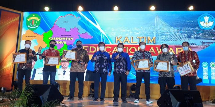 Penyerahan penghargaan oleh Pemerintah Provinsi Kalimantan Timur kepada manajemen PT Pamapersada Kutai Barat atas kontribusinya memajukan Pendidikan di Kalimantan Timur. Foto : HO.