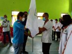Ketua DPD KNPI Kubar, Canissius Arjan (kiri) saat melantik Ketua DPK KNPi Bongan, Achmadi Asmi A (kanan) di gedung Balai Pertemuan Umum (BPU) Kampung Jambuk Makmur, Kecamatan Bongan. Foto : HO/KNPI Kutai Barat.