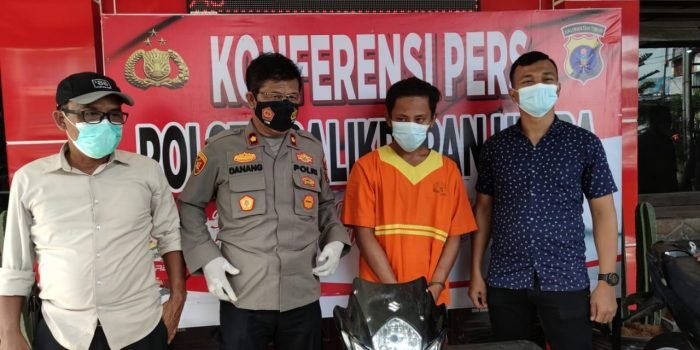 Pelaku Curanmor Yang Beraksi di Sungai Ampal Berhasil di ringkus Jajaran Polsek Balikpapan Utara dan Mengamankan Barang Bukti, dalam konferensi pers di Halaman Mapolsek Balikpapan Utara Kamis (25/11/2021). Foto : BorneoFlash.com/Eko.
